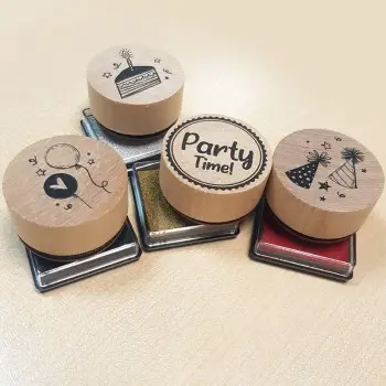 Σετ 4 Ξυλινες Στρογγυλές Σφραγίδες με 4 Ταμπόν Party Time