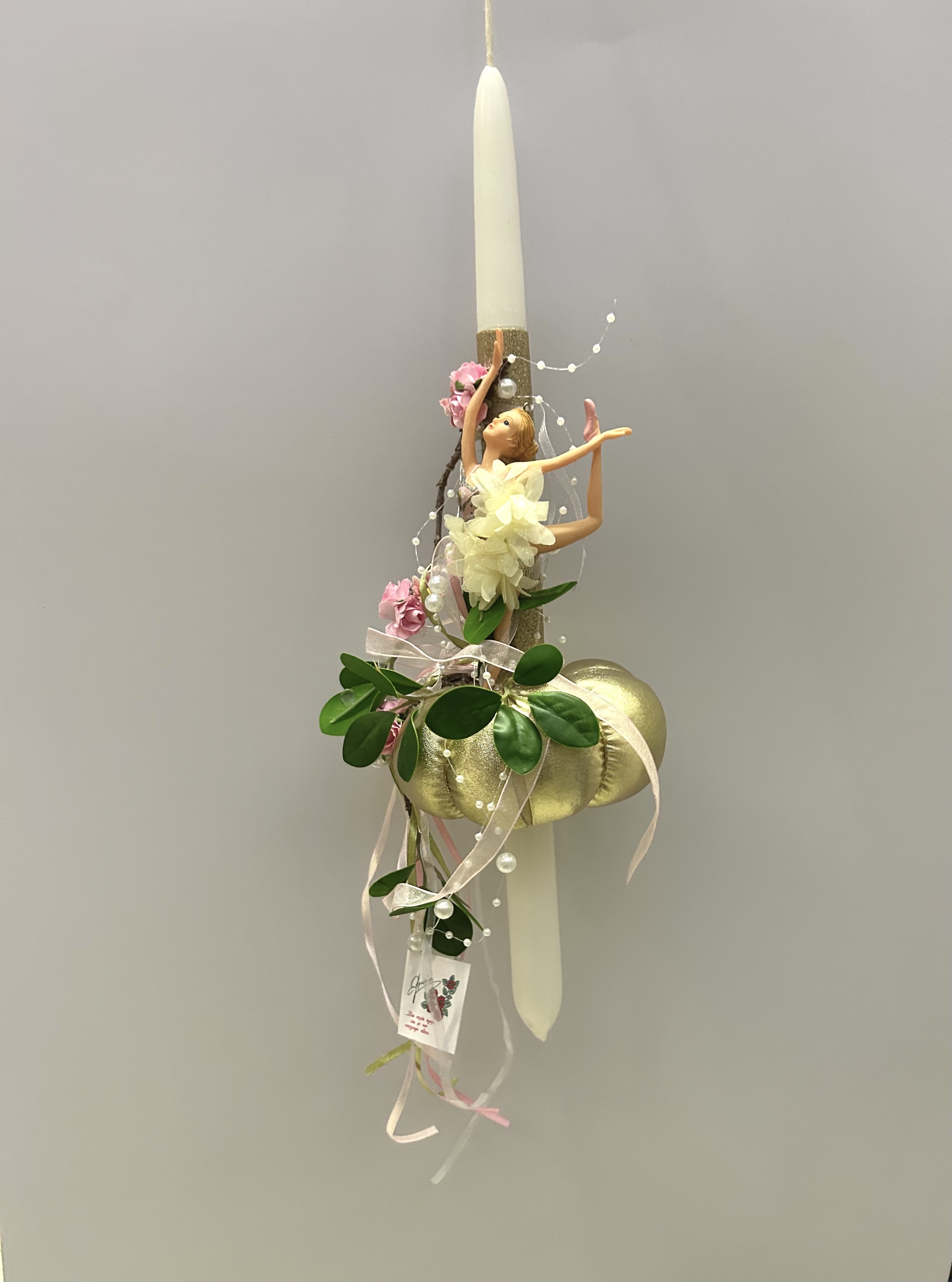 ΛΑΜΠΑΔΑ ΛΕΥΚΗ ΜΕ ΜΠΑΛΑΡΙΝΑ ΠΑΝΩ ΣΕ ΧΡΥΣΗ ΚΟΛΟΚΥΘΑ