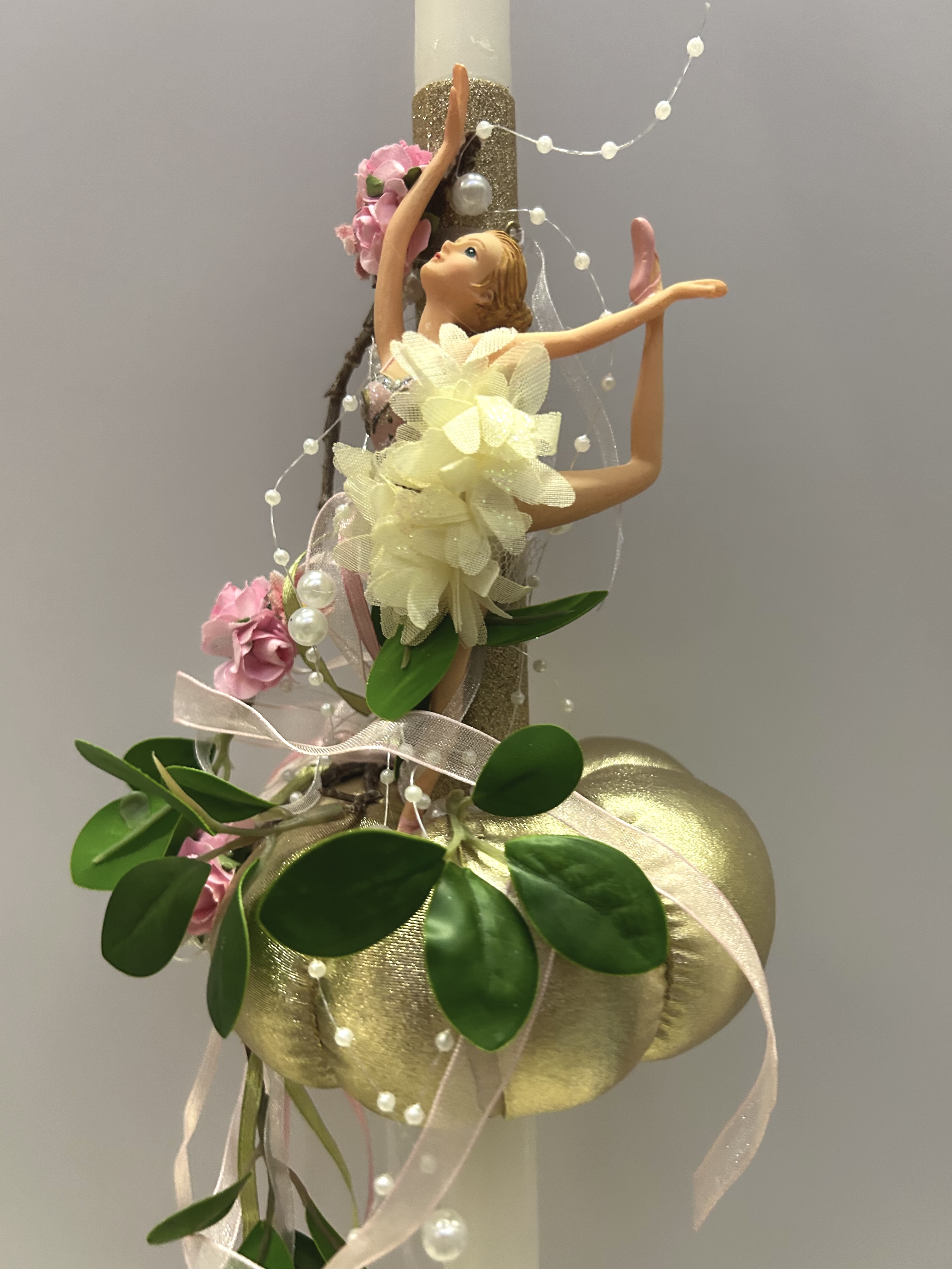 ΛΑΜΠΑΔΑ ΛΕΥΚΗ ΜΕ ΜΠΑΛΑΡΙΝΑ ΠΑΝΩ ΣΕ ΧΡΥΣΗ ΚΟΛΟΚΥΘΑ