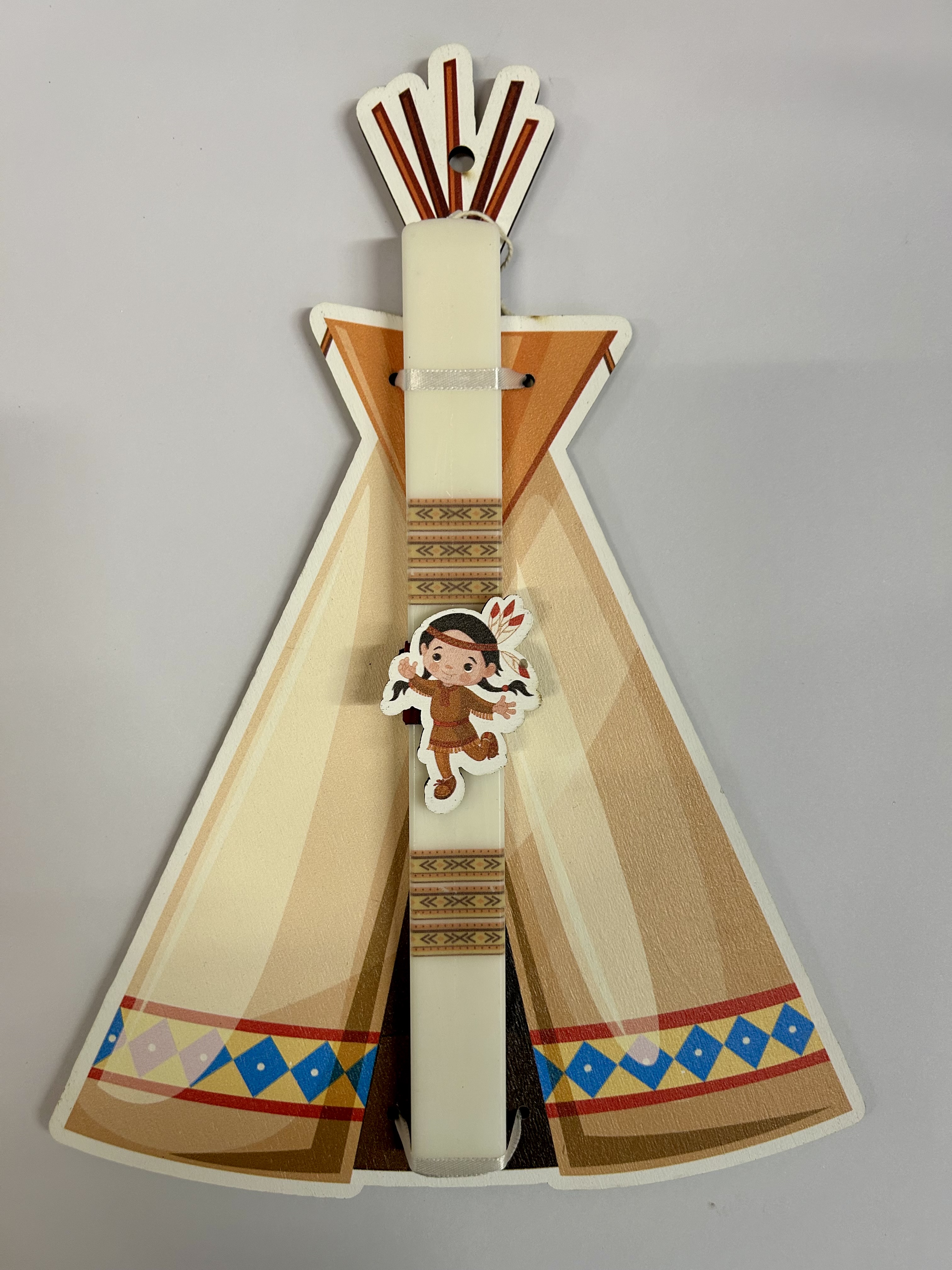 ΛΑΜΠΑΔΑ ΛΕΥΚΗ ΠΛΑΚΕ ΜΕ ΙΝΔΙΑΝΑ ΣΕ ΞΥΛΙΝΗ ΣΚΗΝΗ