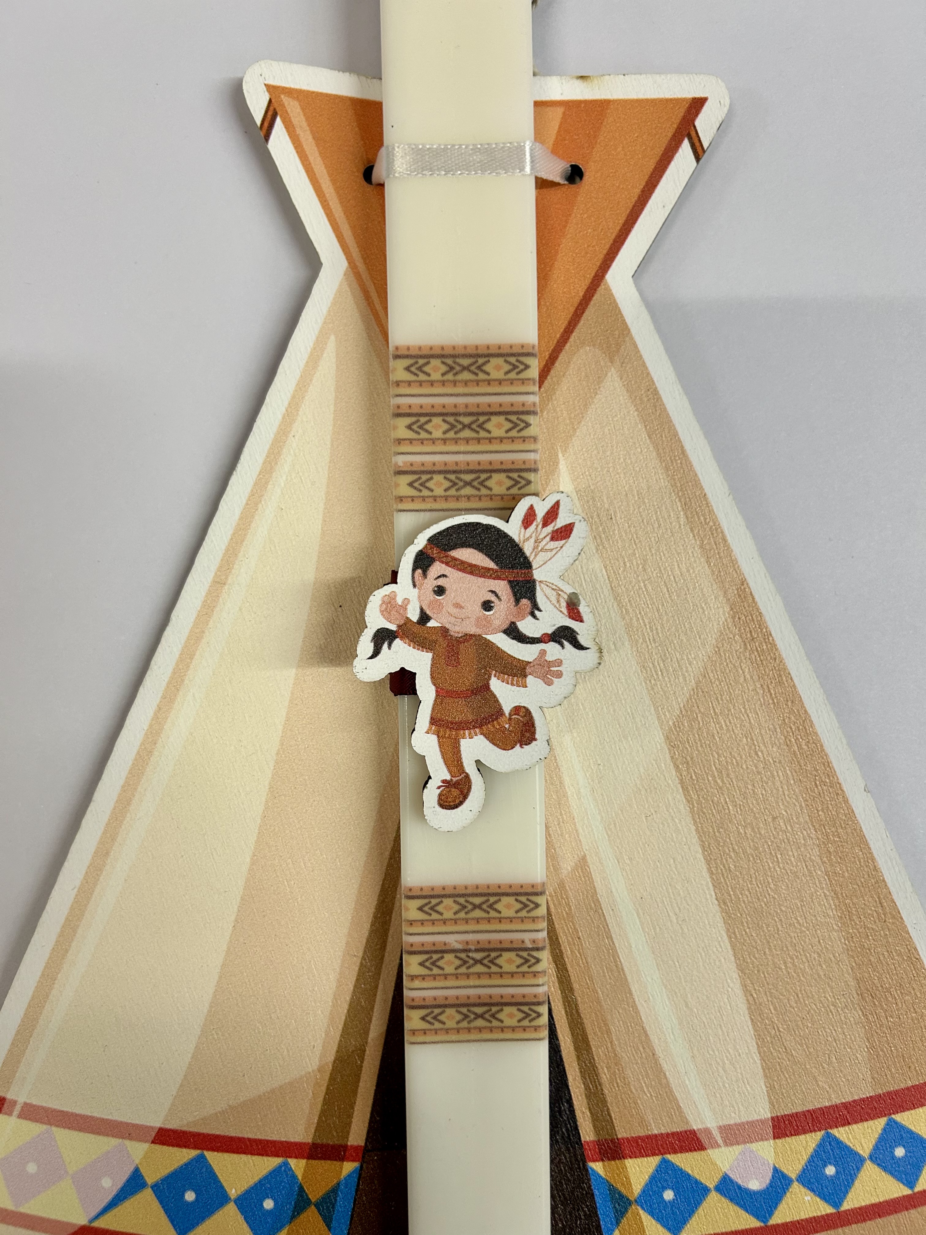 ΛΑΜΠΑΔΑ ΛΕΥΚΗ ΠΛΑΚΕ ΜΕ ΙΝΔΙΑΝΑ ΣΕ ΞΥΛΙΝΗ ΣΚΗΝΗ