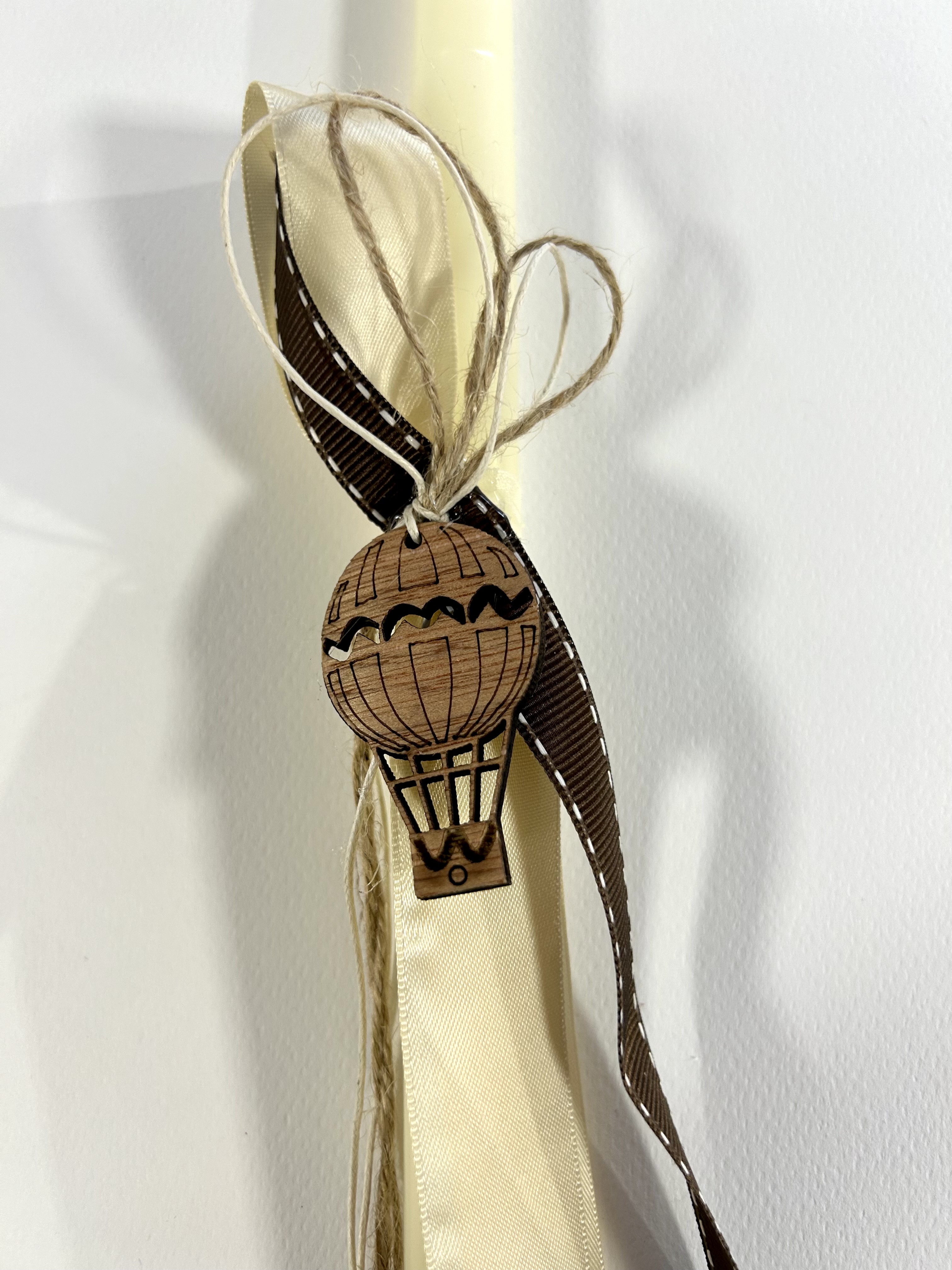 Λαμπάδα Πασχαλινή εκρού με αλεξίπτωτο ξύλινο καφέ