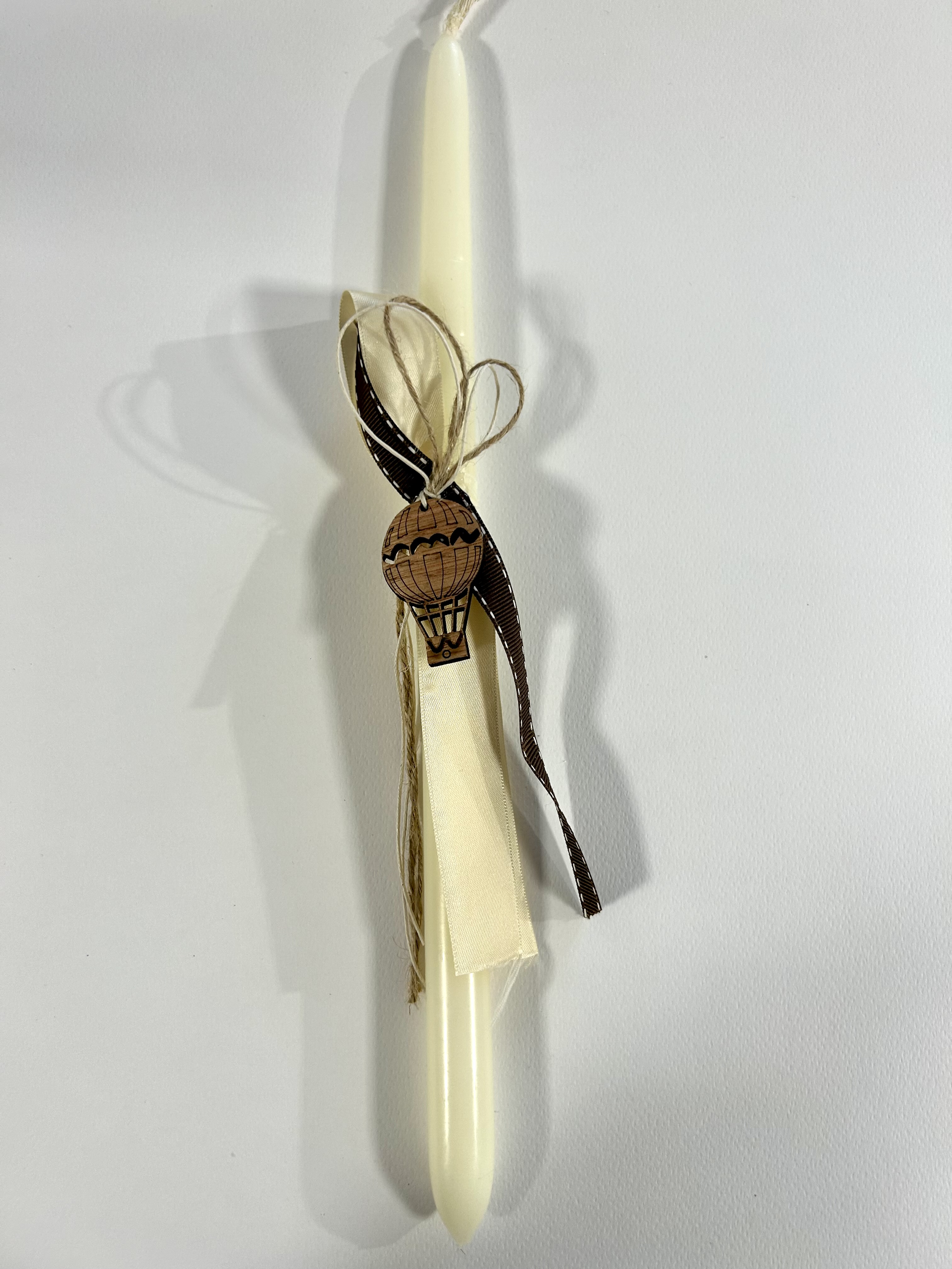 Λαμπάδα Πασχαλινή εκρού με αλεξίπτωτο ξύλινο καφέ